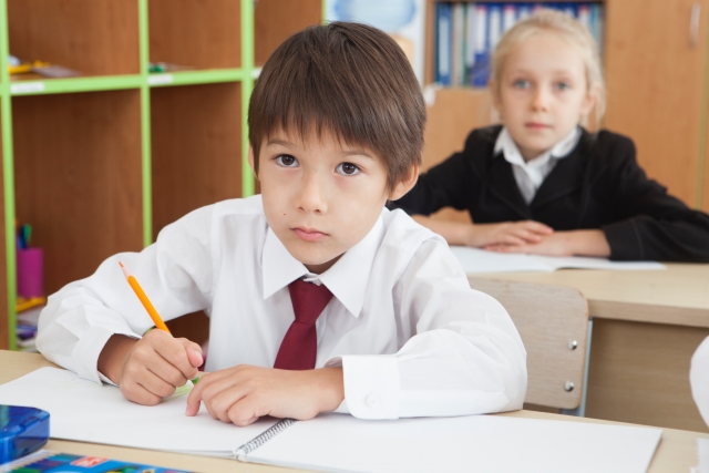 勉強する子供たち