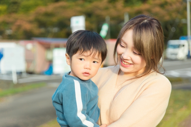 子供を抱っこする女性